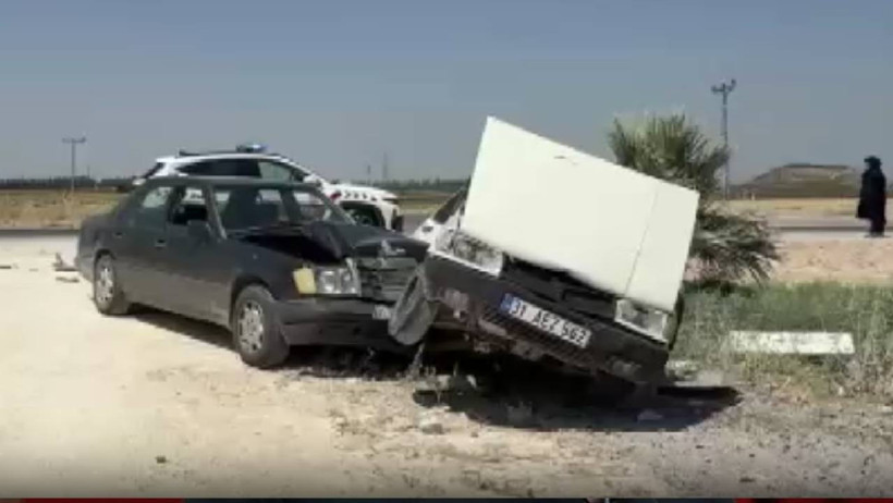 Hatay'da korkunç kaza: İki otomobil kavşakta çarpıştı, yaralılar var - Resim : 1