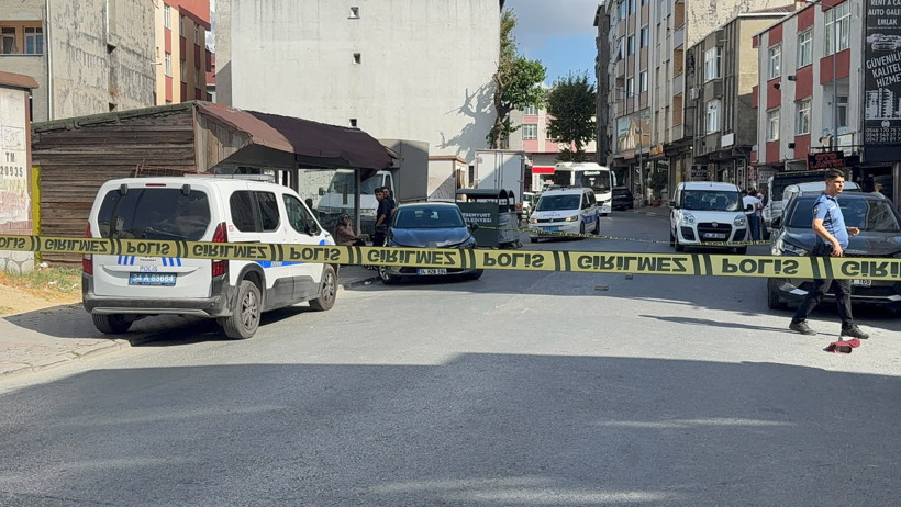 Kurşunlar havada uçuştu: Esenyurt’ta tetikçi peş peşe silaha bastı - Resim : 1