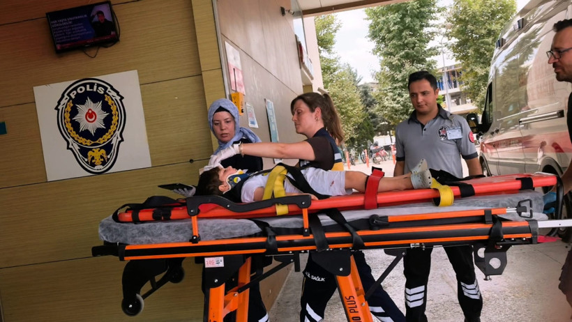 Demir kapı raydan çıktı: Minik Kerem, hastanede yaşam savaşı veriyor - Resim : 1