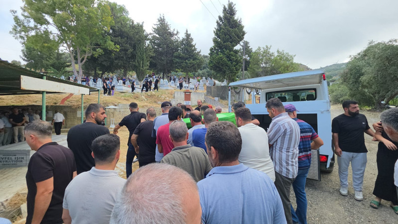 Otopsi işlemleri bitti: Gözyaşları sel oldu: 4 gurbetçi işçi Hatay'da yan yana uğurlandı - Resim : 3