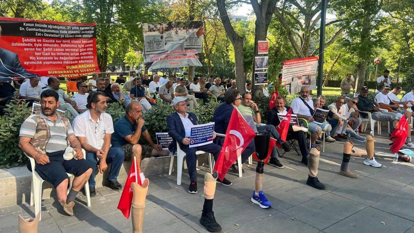 Şehit aileleri ve gazilerden Hulisi Akar'a tepki: Bu görüntü Türkiye’nin ayıbıdır - Resim : 1