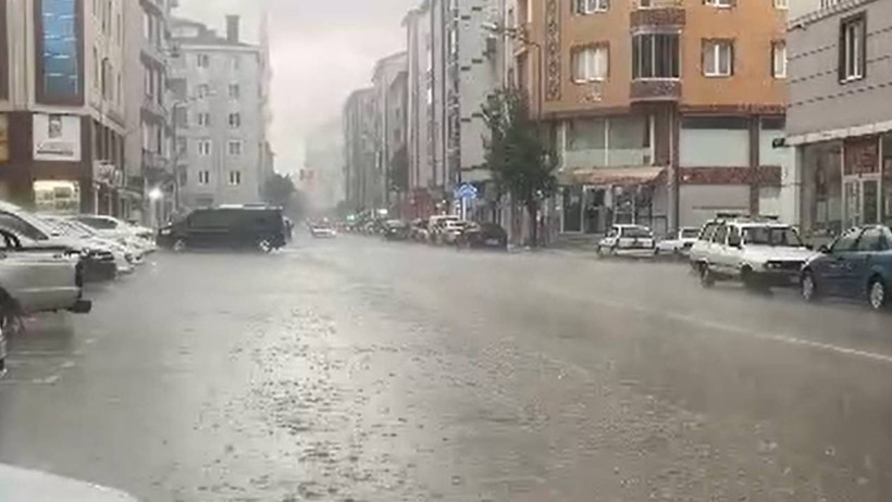 Çorum’da sağanak kabusu: Sokaklar göle döndü - Resim : 1
