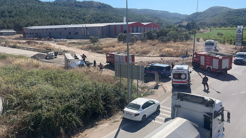 Şeftali yüklü kamyon kontrolden çıktı: Otomobili 50 metre sürükledi - Resim : 3