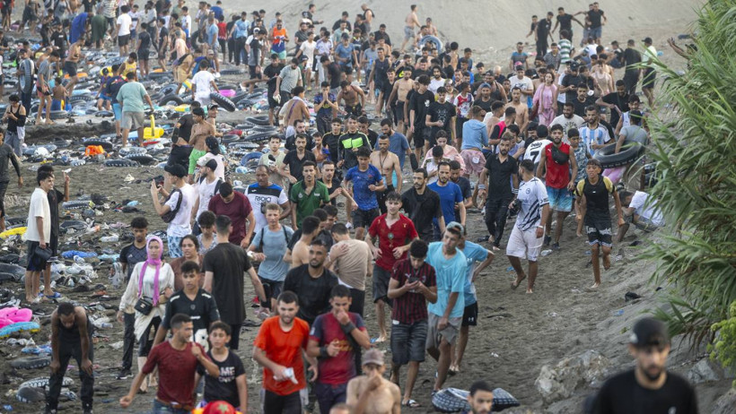İspanya'da göçmen alarmı: Yüzerek akın akın ülkeye geldiler, evleri yağmaladılar - Resim : 2