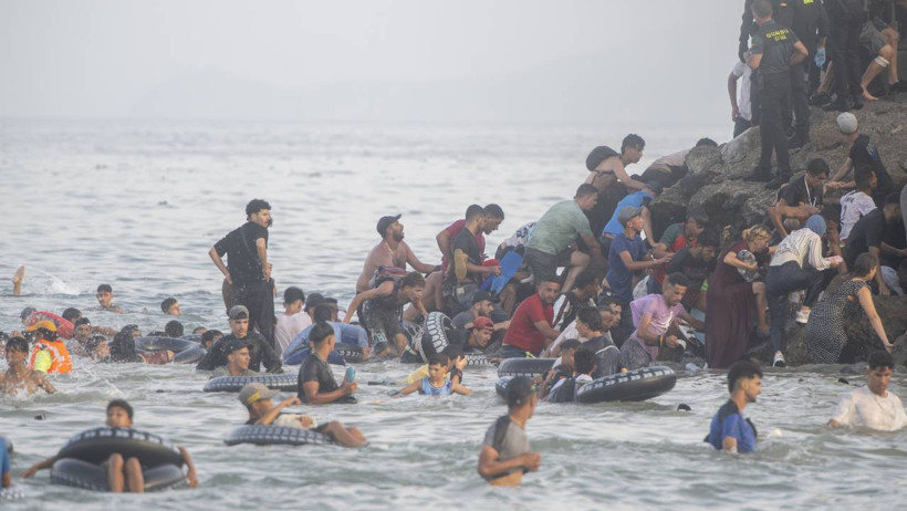 İspanya'da göçmen alarmı: Yüzerek akın akın ülkeye geldiler, evleri yağmaladılar - Resim : 4