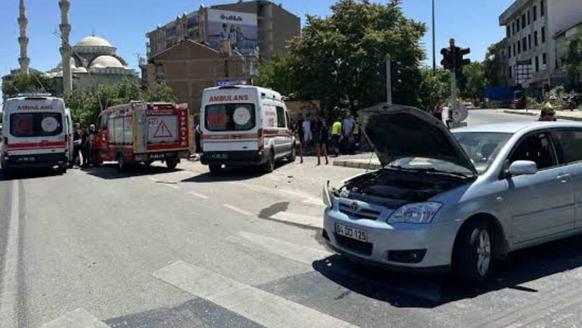 Uşak’ta kamyonet ile otomobil çarpıştı: Yaralılar var - Resim : 1