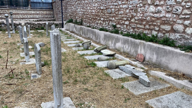 Fatih'teki tarihi hazireye çirkin saldırı: 7 mezar taşını kırıp kaçtı - Resim : 1