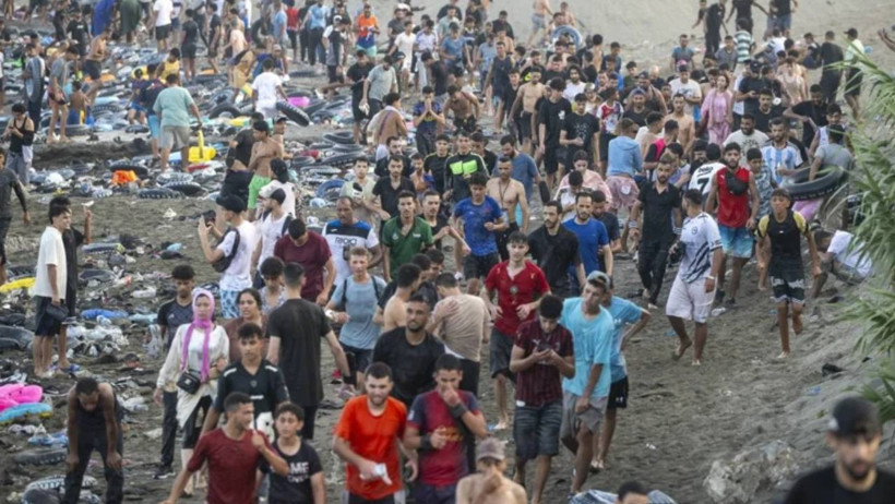 Göçmen krizine bariyerli çözüm: Yüzerek akın akın gelmişlerdi - Resim : 2