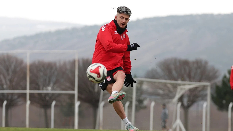 Bursaspor'dan savunmaya genç takviye: Emirhan Başyiğit imzayı attı - Resim : 1