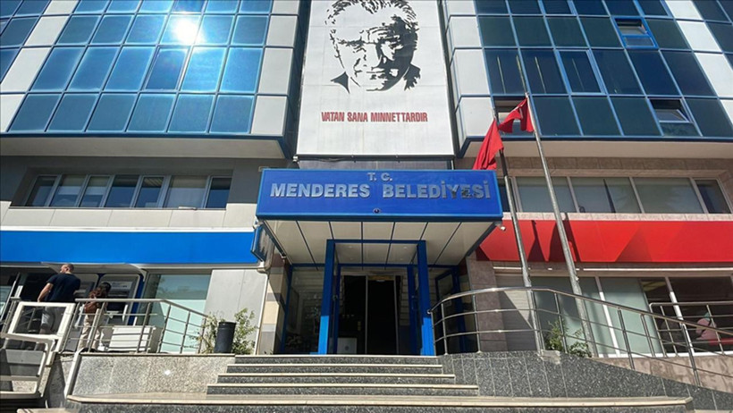 İzmir Menderes Belediyesi'ne operasyon: Başkan İlkay Çiçek dahil 21 kişi gözaltında - Resim : 2