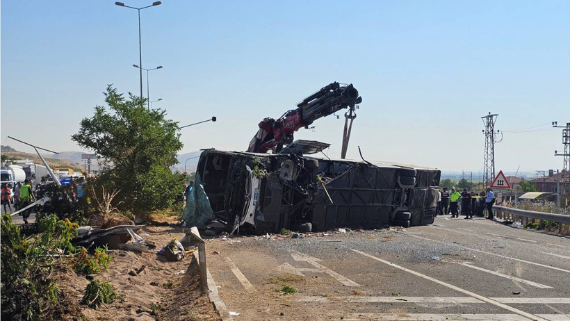 Yolcu otobüsü devrildi: Çok sayıda yaralı var - Resim : 3