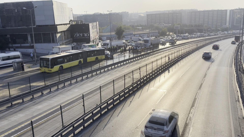 İstanbul'da feci kaza 3 kişi hayatını kaybetti - Resim : 1