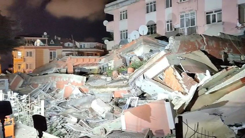 İstanbul’da facianın eşiğinden dönüldü: Kolonları patlayan 4 katlı bina çöktü - Resim: 2