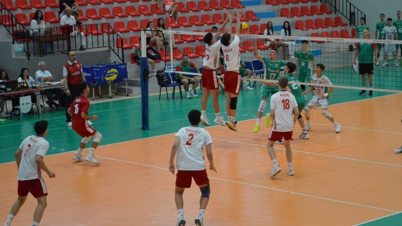 U17 Erkek Millî Takımı, Bulgaristan'ı 5 sette devirerek grup lideri oldu - Resim : 1
