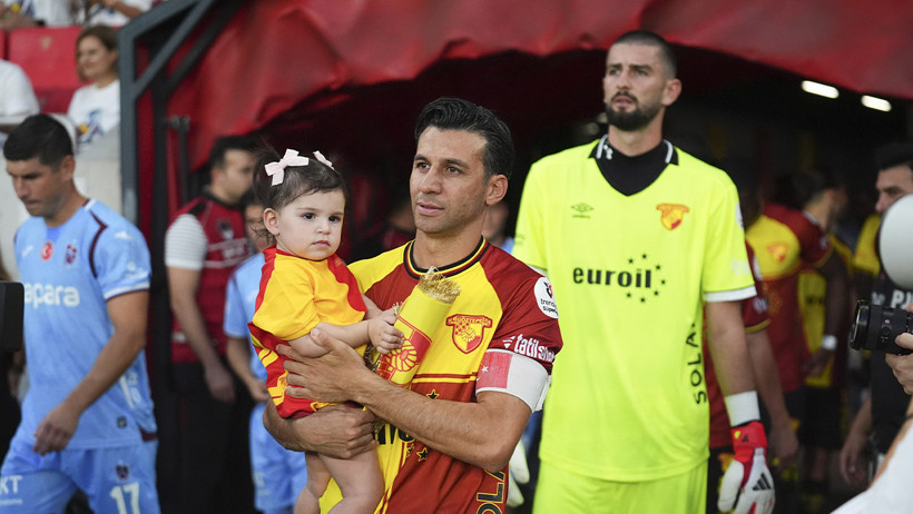 İsmail Köybaşı gözyaşlarıyla futbola veda etti: Jübile maçında duygusal anlar - Resim : 2