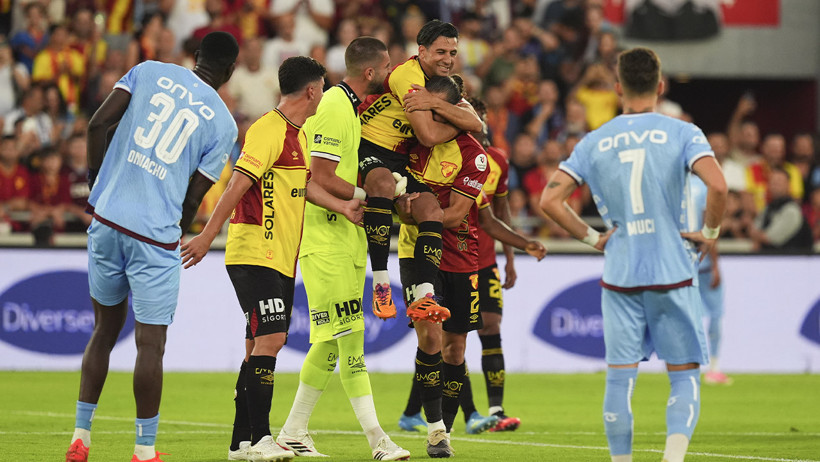 İsmail Köybaşı gözyaşlarıyla futbola veda etti: Jübile maçında duygusal anlar - Resim : 4