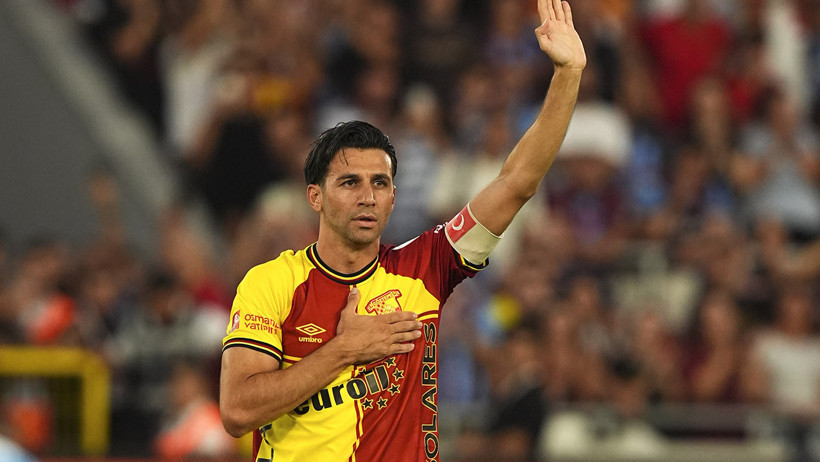 İsmail Köybaşı gözyaşlarıyla futbola veda etti: Jübile maçında duygusal anlar - Resim : 5