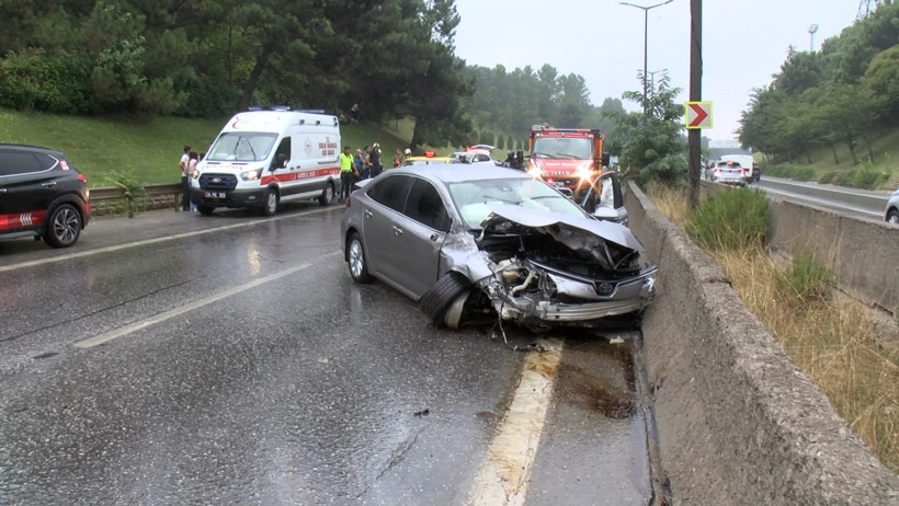 Biri takla attı, diğeri bariyerlere çarptı: İstanbul’da yağmurla birlikte peş peşe trafik kazası yaşandı - Resim : 1