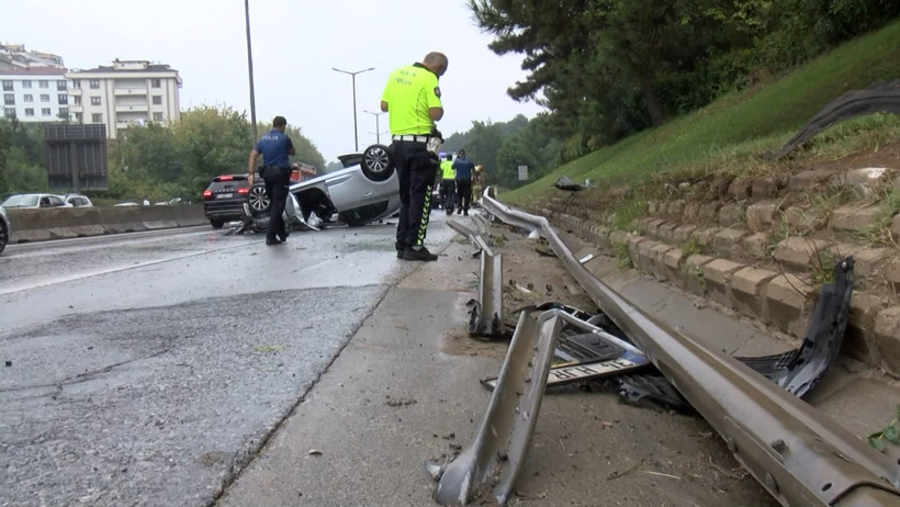 Biri takla attı, diğeri bariyerlere çarptı: İstanbul’da yağmurla birlikte peş peşe trafik kazası yaşandı - Resim : 2