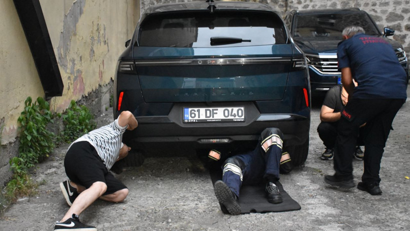 Anne kedi yavruları için otomobilin peşinden koştu: İmdadına itfaiye yetişti - Resim : 1