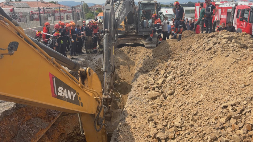 Ekipler tonlarca toprağın altına kalan işçi için seferber oldular: Pendik'te hareketli anlar - Resim : 3