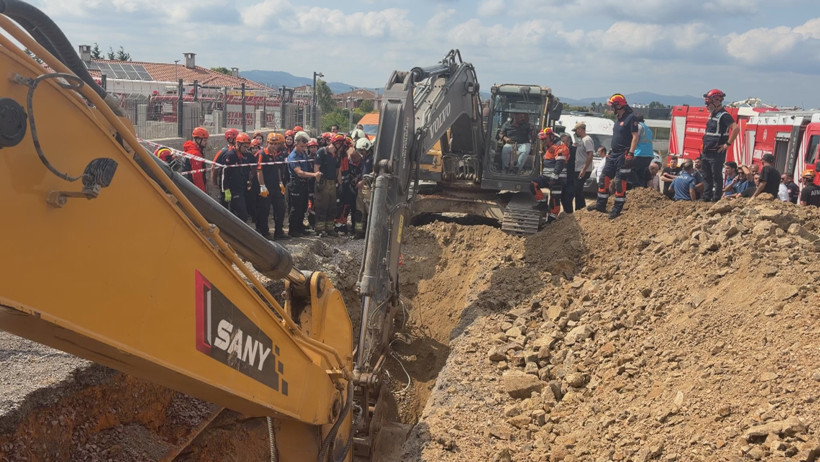 Ekipler tonlarca toprağın altına kalan işçi için seferber oldular: Pendik'te hareketli anlar - Resim : 1