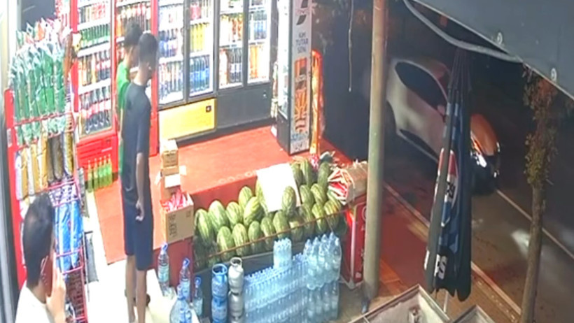 Genç kız iş dönüşü evinin önünde dehşet yaşadı: Otomobilin altında kaldı - Resim : 3