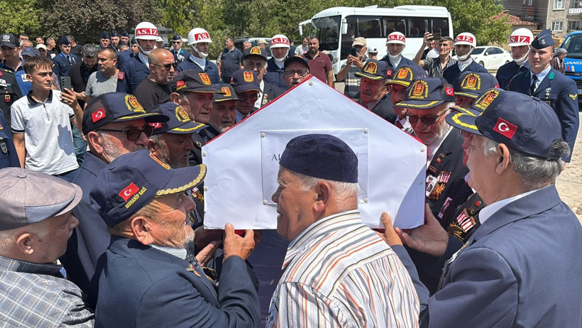 Kütahya’da askeri tören: Kıbrıs gazisine son yolculuğuna uğurlandı - Resim : 2