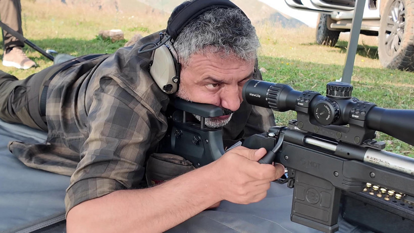 Fizik kurallarına meydan okuyan atış: İki şişe arasındaki kağıdı vurdu - Resim : 3