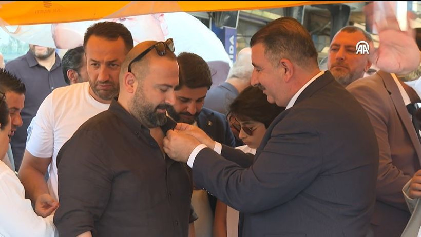 İzmir'de CHP ve diğer partilerden 500 kişi AKP'ye katıldı: Rozetleri takıldı - Resim : 3