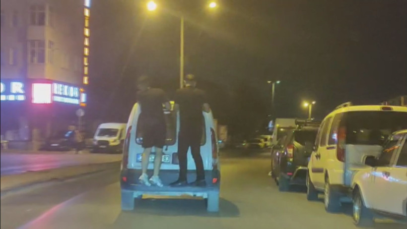 Aracın arkasına tutundular: Ölümü hiçe sayan yolculuk kamerada - Resim : 2