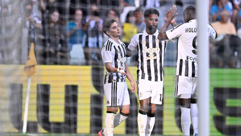 Kenan Yıldız'dan baş döndüren asist: Juventus maçında taraftarlar sahaya atladı - Resim : 2
