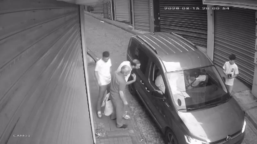 İstanbul’da günde binlerce kişinin geçtiği yolda kanlı kavga: “Aracı üzerime neden sürdün ? “ - Resim : 4