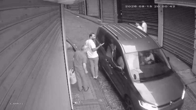 İstanbul’da günde binlerce kişinin geçtiği yolda kanlı kavga: “Aracı üzerime neden sürdün ? “ - Resim : 3