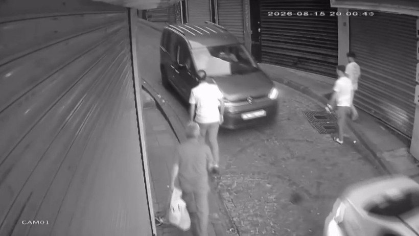İstanbul’da günde binlerce kişinin geçtiği yolda kanlı kavga: “Aracı üzerime neden sürdün ? “ - Resim : 1