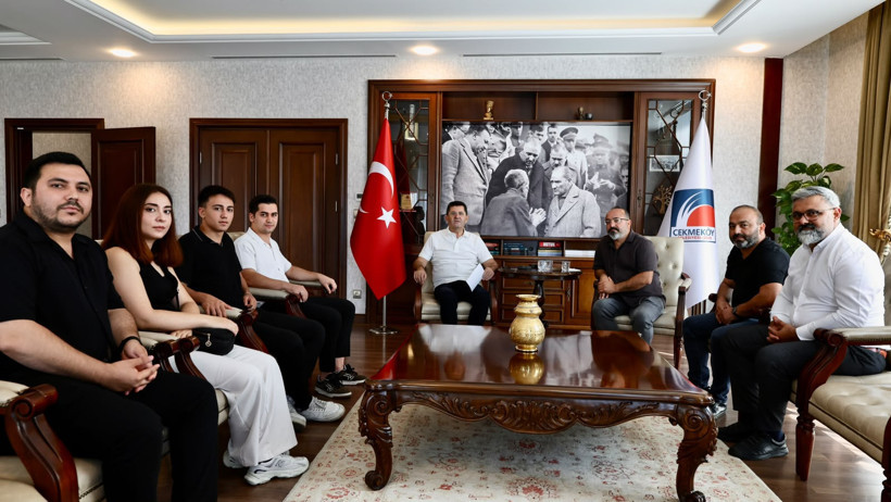 Çekmeköy Belediyesi'nde ilk icraat Atatürk portresi oldu: Vatandaşı dinleyen Atatürk tablosu gitti - Resim : 2