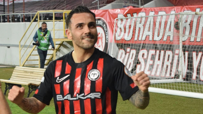 Arca Çorum FK'de ayrılık: Burak Çoban ile yollar ayrıldı - Resim : 1