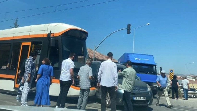 Eskişehir’de tramvay ve araç çarpıştı: Seferlerde aksama oldu - Resim : 1