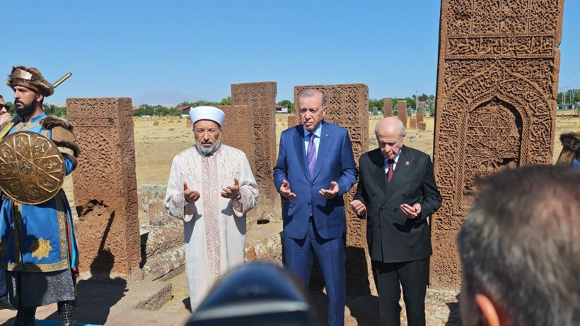 Cumhurbaşkanı Erdoğan Ahlat Selçuklu Kabristanı’nı ziyaret etti - Resim : 1
