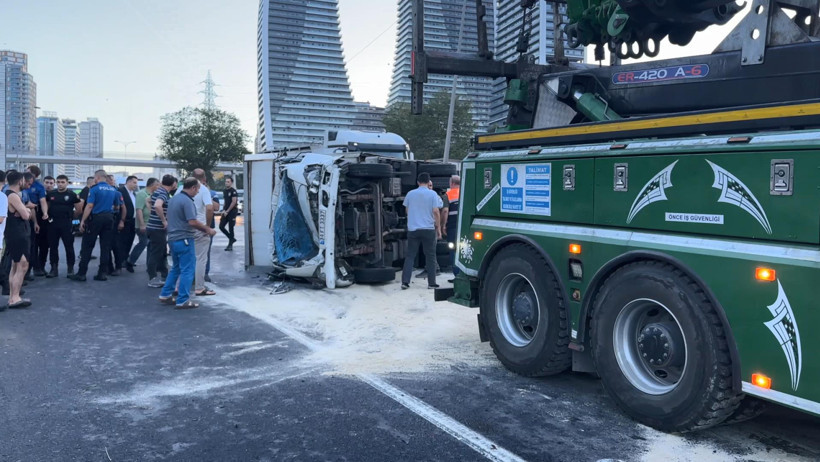 İstanbul'da feci kaza: 11 araç birbirine girdi, 2'si ağır 6 yaralı - Resim : 1