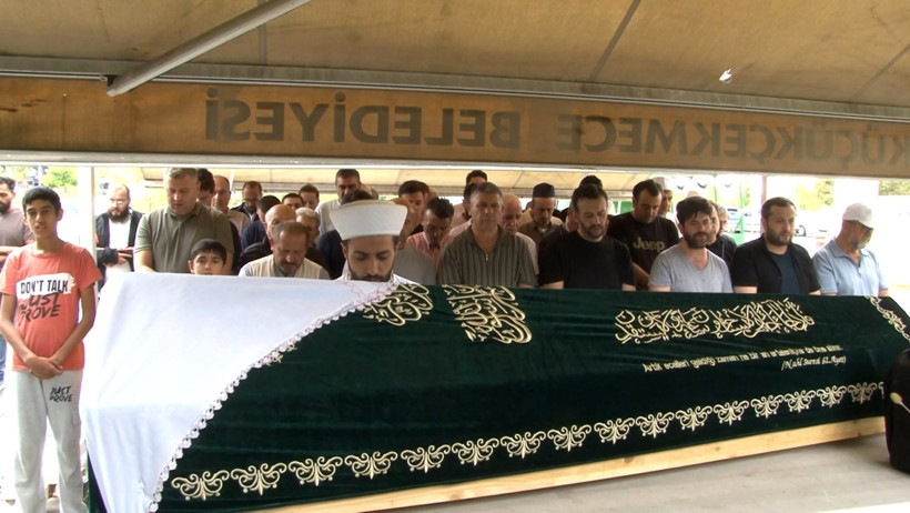 Zeytinburnu'ndaki İETT kazasında hayatını kaybeden kadın defnedildi - Resim : 2