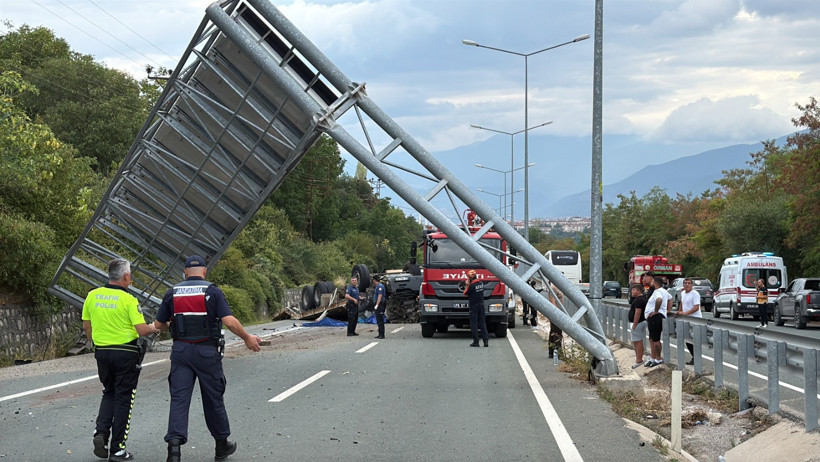 Karabük’te feci kaza: Çekici karşı şeride geçti, 2 kişi hayatını kaybetti - Resim : 2