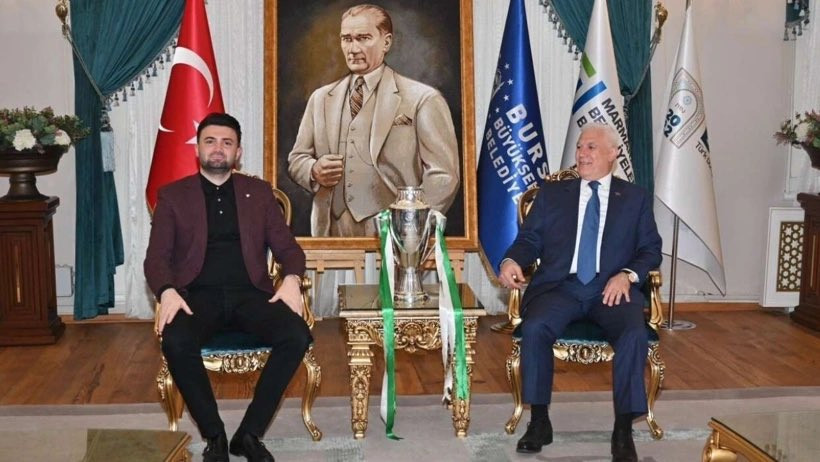 AK Partili başkan göreve geldi Atatürk posteri kalktı: Bursa'da tepki çeken olay - Resim : 2