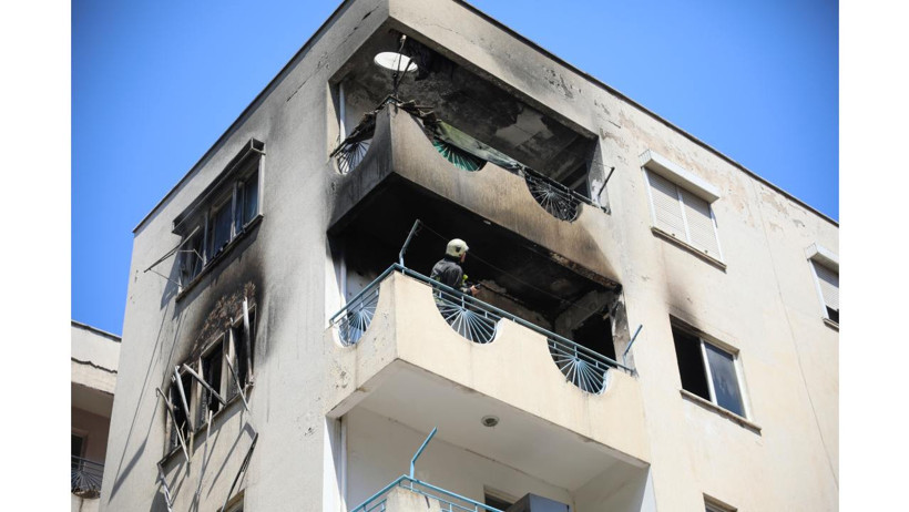 Yangından kaçarken fileye takıldı: Kedinin imdadına itfaiye yetişti - Resim : 1
