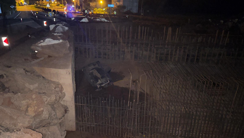 Bartın'da aynı noktada ikinci kaza: Sürücü araç içerisindekileri bırakıp kaçtı - Resim : 1