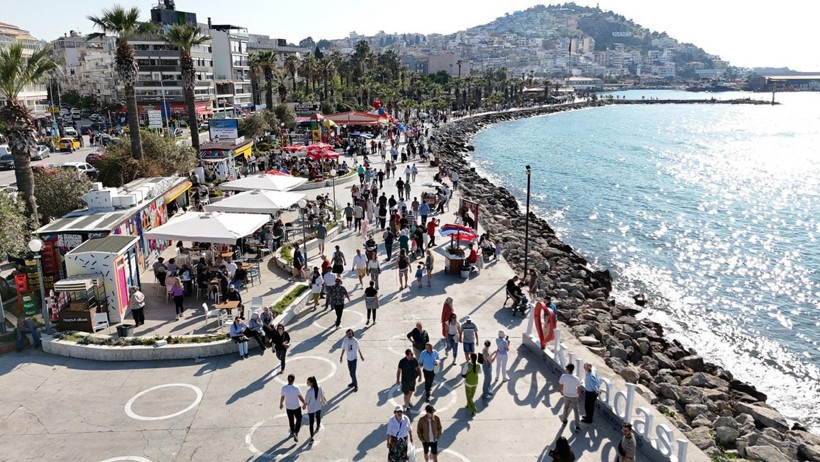 Kuşadası’na 3 gemiyle 8 bin 560 turist geldi - Resim : 1