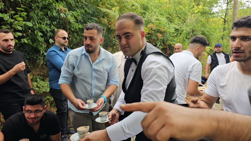 Bursa’da düğün geleneği şaşırttı: 200 metrelik yol 4 saatte geçildi - Resim : 1
