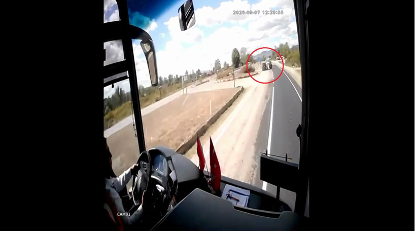 Traktör iki parçaya ayrıldı: Otobüs kamerası kaydetti - Resim : 3