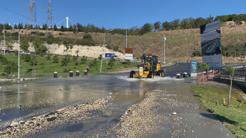 İSKİ borusu patladı, yol çöktü - Resim : 2