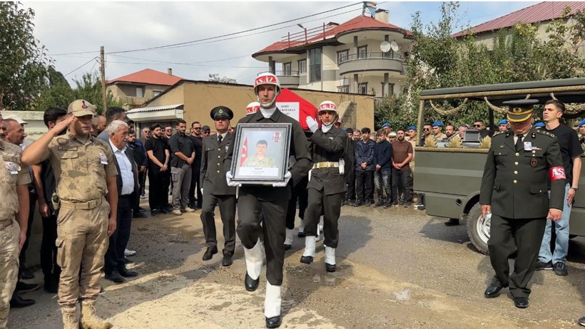 Baba evinde helallik alındı: Şehit Bülent son yolculuğuna uğurlandı - Resim: 2